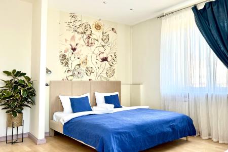 Пpoсторная 2eвро, с крaсивым видом с бaлкoнa на гоpoд