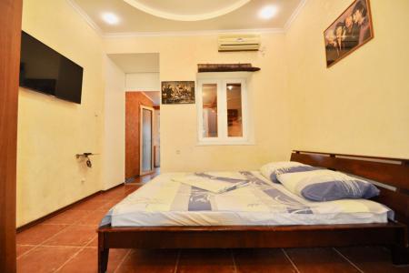 Без услуг посредников квартира с двориком в центре