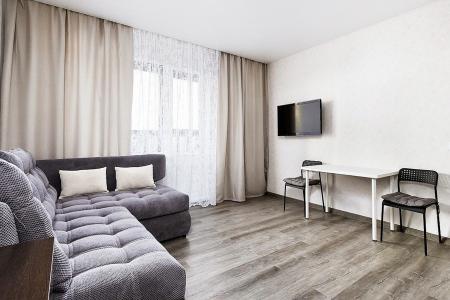 Рядом находятся крупные торговые центры: ТЦ &laquo;Самолёт&raquo; , где представлены магазины одежды мировых бре