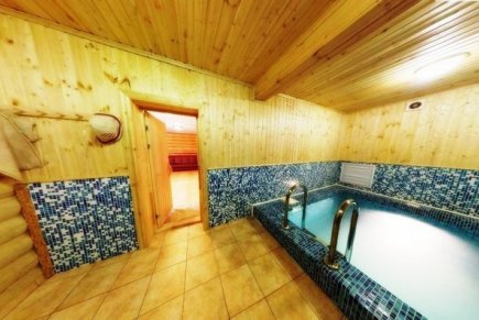 Сдам дом с большим бассейном.