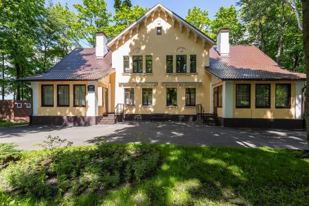 Эксклюзивный коттедж (5 апартаментов) на берегу Петровского острова в г. Санкт-Петербурге