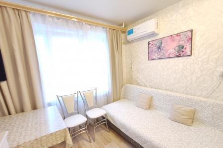 Сдам квартиру с отличным ремонтом. Рядом магазины, рестораны, торговые центры, парковка и стоянка.