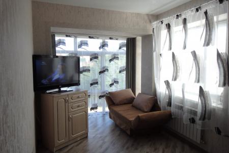 Однокомнатная квартира  на высоком берегу рядом с ореховой рощей.