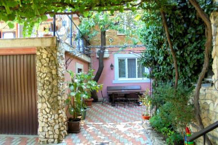 Четырехкомнатный двухэтажный дом в Феодосии.