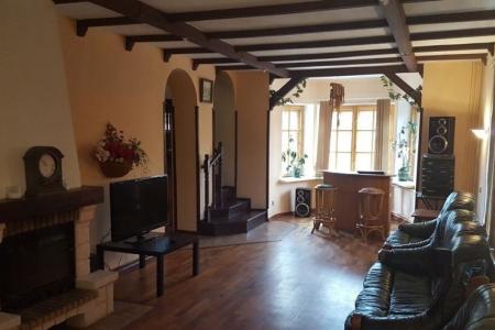 Сдам 3-этажный коттедж с открытым бассейном