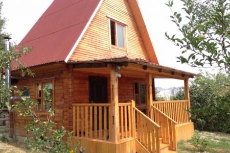 Двухэтажный деревянный домик