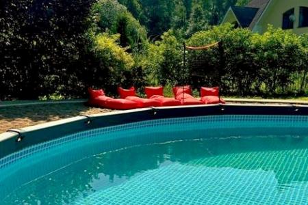 Просторный дом с камином, сауной, уличным бассейном и игровой летней площадкой на 15 гостей