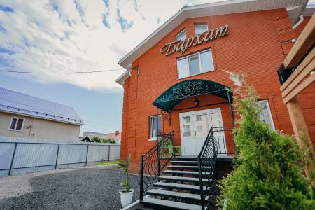 Сдается коттедж посуточно. Удобное месторасположение в городе.